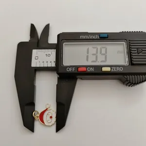 Detailansicht der Messung eines Weihnachts-Weihnachtsmann-Anhängers mit 13,9 mm Breite.