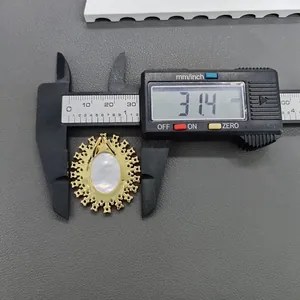 Detailansicht eines 31,4 mm großen Anhängers aus weißem Perlmutt, gemessen mit einem Messschieber.