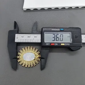 Nahaufnahme eines Sonnenstrahl-Anhängers aus Perlmutt mit 36,0 mm Digitalmessung