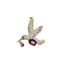 Detaillierter Kolibri-Anhänger mit rotem Edelstein und Zirkonia für DIY-Halsketten