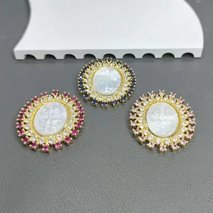 Detailansicht von Retro-Anhängern aus Muschel mit Benediktus-Medaille und bunten Zirkoniasteinen