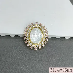 Detailansicht eines Vintage-Anhängers mit Muschelrelief und rosa Zirkonia-Steinen