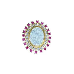 Retro-Goldanhänger mit Muschel-St.-Benedikt-Medaille und rosa/klarem Zirkon-Halo.