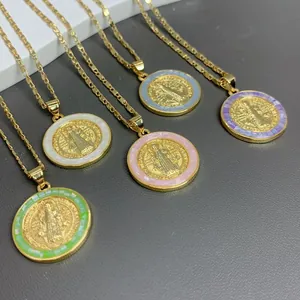 Detalle de cinco collares de San Benito con bordes de concha colorida y baño de oro.