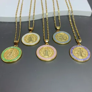 Detalle de cinco medallas de San Benito con bordes de concha natural de colores.