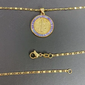 Detalle del collar dorado de San Benito con borde de mosaico de concha púrpura