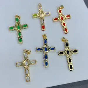 Colección de colgantes de cruz dorados con circonitas de colores para joyería artesanal