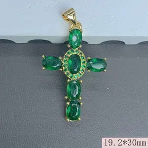 Detalle de colgante de cruz de circón verde chapado en oro, medidas de 19,2x30 mm
