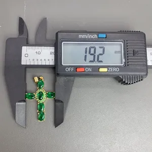 Medida detallada de colgante de cruz de circón verde chapado en oro, ancho de 19,2 mm