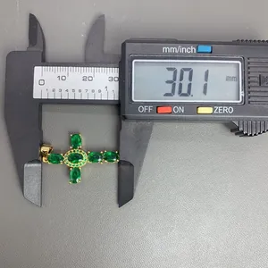 Medida detallada de un colgante de cruz de circón verde con una anchura de 30,1 mm.