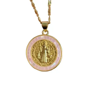 Elegante collar medalla San Benito de oro con colgante de incrustación de concha natural rosa