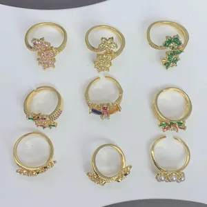 Varios estilos de anillos abiertos dorados con flores de circón y perlas elegantes