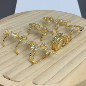 Primo piano di anelli a farfalla placcati in oro con zirconi brillanti nei dettagli.