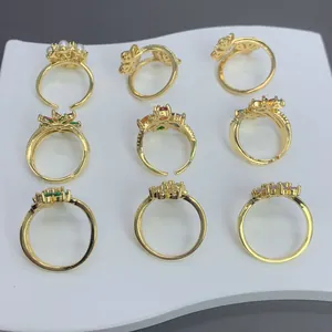 Colección de nueve anillos dorados con perlas y detalles de circonitas de colores