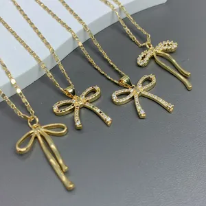 Detailansicht eleganter goldener Schleifen-Halsketten mit bunten und klaren Zirkonia-Akzenten