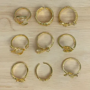 Set di nove eleganti anelli a farfalla placcati in oro con scintillanti pietre di zircone