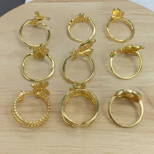 Vista dettagliata multi-angolo di anelli regolabili a farfalla in zircone placcati oro.