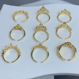 Set di 9 anelli a corona regolabili in oro con zirconi brillanti e design traforato