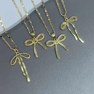 Detaillierte Nahaufnahme von goldenen Schleifen-Halsketten mit Zirkonia-Kristallen