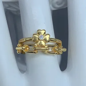 Dettaglio macro dell'anello a corona con quadrifoglio placcato oro e zirconi incastonati.