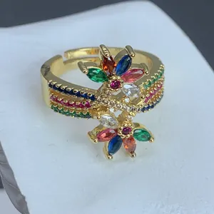 Primer plano de anillo de flor de circón dorado con gemas coloridas