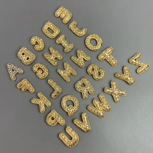 Vue détaillée de 26 breloques alphabet dorées pour la création de bijoux DIY personnalisés.