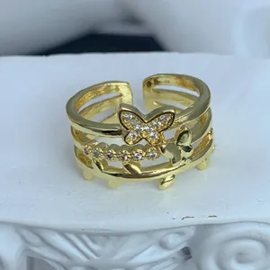 Dettaglio ravvicinato di un anello regolabile placcato oro con farfalla e zirconi cubici