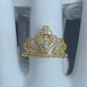 Dettaglio ravvicinato di un elegante anello a corona dorato con zirconi luccicanti