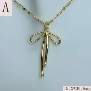 Detailaufnahme einer zierlichen goldenen Schleifenhalskette mit 19,2x30,8 mm Größenangabe