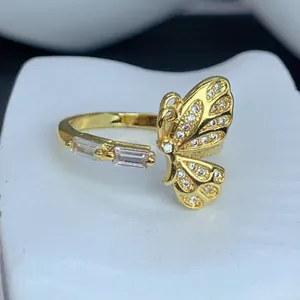 Primo piano dettagliato di un anello a farfalla placcato oro con zirconi scintillanti