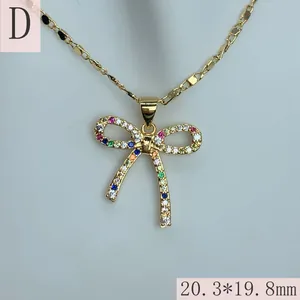 Detailaufnahme einer goldenen Schleifenhalskette mit funkelnden bunten Kristallsteinen