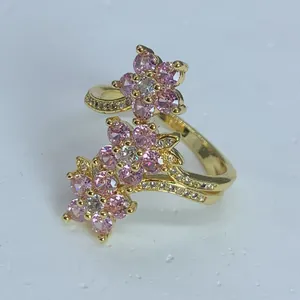 Elegante anillo abierto dorado con tres flores de circonita rosa en flor Detalle
