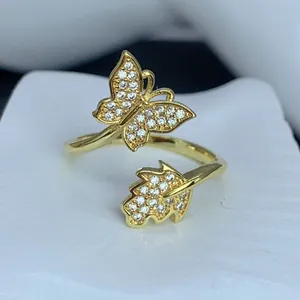 Dettaglio di un anello a farfalla placcato oro con pavé di zirconi scintillanti