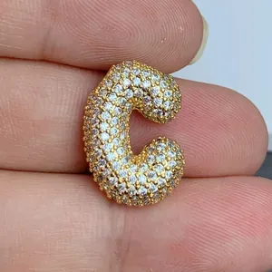 Détail du pendentif perle lettre C plaqué or avec zircons cubiques pavés pour bijoux