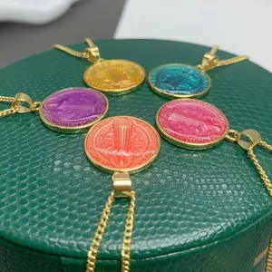Vista detallada de collares medalla San Benito en cinco colores esmalte y cadenas oro
