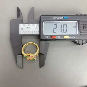 Medida con calibre digital del diámetro de 21 mm del anillo de flor dorada