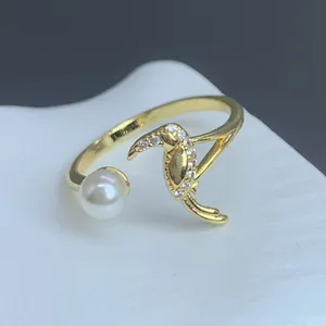 Eleganter verstellbarer Goldring mit mikropflastertem Vogeldesign und einer weißen Perle