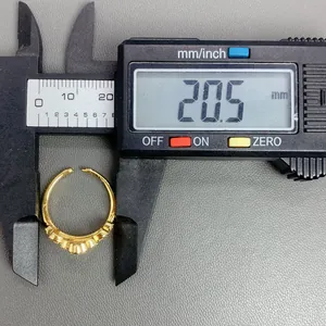 Misura dettagliata di un anello a corona con zirconi di 20,5 mm di diametro.