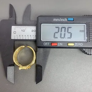 Dettaglio della misurazione del diametro interno di 20,5 mm di questo anello a farfalla.