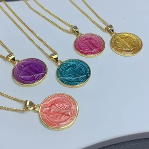 Detalle de collares de la moneda de San Benito en varios colores de esmalte vibrantes