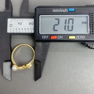 Digitale Messschiebermessung eines goldenen Perlenblumenrings mit 21,0 mm Durchmesser