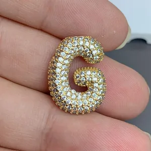 Vue rapprochée du pendentif lettre G bulle plaqué or serti de zircons pour bijoux DIY
