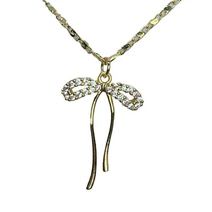 Elegante goldene Halskette mit Schleifenanhänger und funkelndem Zirkonia für Damen