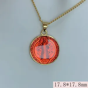Vista detallada del collar con colgante de moneda de San Benito, diámetro 17,8 mm