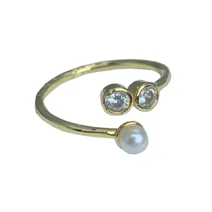 Eleganter verstellbarer goldener offener Ring mit Perle und zwei funkelnden Zirkoniasteinen