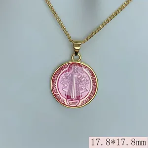 Vista detallada de un colgante medalla San Benito en esmalte rosa de 17,8 mm de diámetro