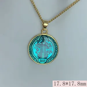 Detalle del colgante de la medalla de San Benito de 17,8 mm con esmalte turquesa