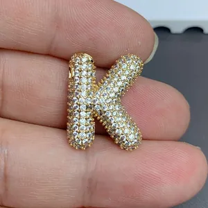 Vue détaillée du pendentif lettre K en pavé de cristaux dorés pour la création de bijoux.