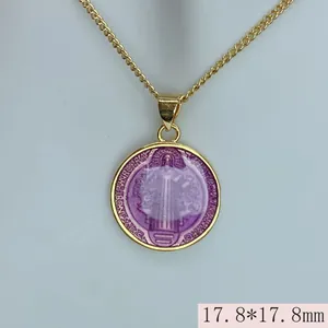 Collar de San Benito con colgante de moneda esmaltada en violeta y oro