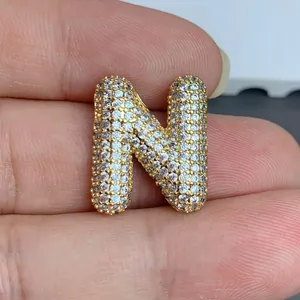 Pendentif lettre N doré serti de zircons cubiques transparents étincelants.